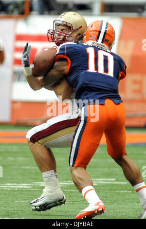 27. November 2010 läuft - Syracuse, New York, Vereinigte Staaten von Amerika - Syracuse Orange Sicherheit Dorian Graham (10) in Boston College Eagles Wide Receiver Bobby Swigert (86) bevor der Ball im zweiten Quartal. Boston College führt Syrakus 6-0 in die Halbzeit der Carrier Dome in Syracuse, New York. (Kredit-Bild: © Michael Johnson/Southcreek Global/ZUMAPRESS.com) Stockfoto