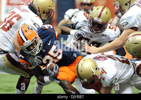 27. November 2010 - Syracuse, New York, Vereinigte Staaten von Amerika - Syracuse Orange Sicherheit Michael Holmes (35) in Angriff genommen wird vom Boston College Eagles Wide Receiver Hampton Hughes (24) und eine Vielzahl von Eagles im vierten Quartal nach der Punt. Boston College besiegt Syrakus für eine BCS-Bowl-Spiel mit einem Endstand von 16-7 am Carrier Dome in Syracuse, New York zu qualifizieren. (Kredit Ima Stockfoto