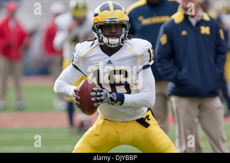 27. November 2010 quarterback - Columbus, Ohio, Vereinigte Staaten von Amerika - Michigan Wolverines Denard Robinson (16) erwärmt sich vor dem Spiel gegen die Ohio State Buckeyes spielte im Ohio Stadium in Columbus, Ohio. (Kredit-Bild: © Frank Jansky/Southcreek Global/ZUMAPRESS.com) Stockfoto