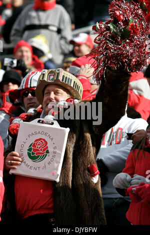 27. November 2010 fan - Columbus, Ohio, Vereinigte Staaten von Amerika - An Ohio State Buckeyes auf der Tribüne während des Spiels zwischen #8 Staat Ohio und Michigan im Ohio Stadium, Columbus, Ohio.  Ohio State besiegt Michigan 37-7. (Kredit-Bild: © Scott Stuart/Southcreek Global/ZUMAPRESS.com) Stockfoto