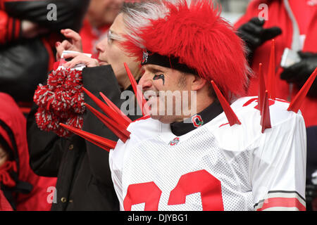 27. November 2010 fan - Columbus, Ohio, Vereinigte Staaten von Amerika - An Ohio State Buckeyes auf der Tribüne während des Spiels zwischen #8 Staat Ohio und Michigan im Ohio Stadium, Columbus, Ohio.  Ohio State besiegt Michigan 37-7. (Kredit-Bild: © Scott Stuart/Southcreek Global/ZUMAPRESS.com) Stockfoto