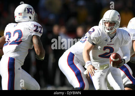 27. November 2010 - Kansas City, Missouri, Vereinigte Staaten von Amerika - Kansas Jayhawks Quarterback Jordan Webb (2) zur hand auf dem Ball zu Kansas Jayhawks Runningback Angus Quigley (22) während der jährlichen State Farm Grenze Showdown-Fußballspiel zwischen der University of Missouri Tigers und der University of Kansas Jayhawks im Arrowhead Stadium in Kansas City Missouri bereitet. Missouri Stockfoto