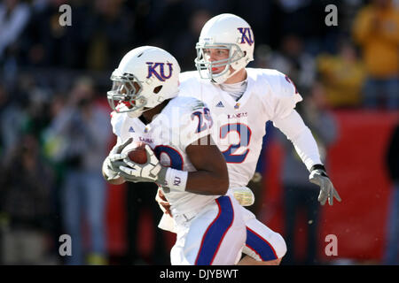27. November 2010 - Kansas City, Missouri, Vereinigte Staaten von Amerika - Kansas Jayhawks Runningback James Sims (29) trägt den Ball nach wird übergeben von Kansas Jayhawks quarterback Jordan Webb (2) während der jährlichen State Farm Grenze Showdown-Fußballspiel zwischen der University of Missouri Tigers und der University of Kansas Jayhawks im Arrowhead Stadium in Kansas City Missouri. M Stockfoto