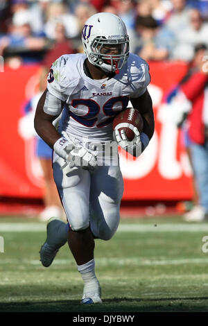 27. November 2010 - Kansas City, Missouri, Vereinigte Staaten von Amerika - Kansas Jayhawks Runningback James Sims (29) bei der jährlichen State Farm Grenze Showdown-Fußballspiel zwischen der University of Missouri Tigers und der University of Kansas Jayhawks im Arrowhead Stadium in Kansas City Missouri. Missouri besiegte Kansas 35-7. (Kredit-Bild: © Scott Kane/Southcreek Global/ZUMAPRESS.c Stockfoto