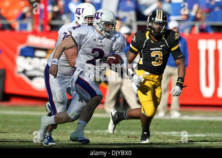 27. November 2010 läuft - Kansas City, Missouri, Vereinigte Staaten von Amerika - Kansas Jayhawks Quarterback Jordan Webb (2) der Ball während des jährlichen State Farm Grenze Showdowns Fußballspiel zwischen der University of Missouri Tigers und der University of Kansas Jayhawks im Arrowhead Stadium in Kansas City Missouri. Missouri besiegte Kansas 35-7. (Kredit-Bild: © Scott Kane/Southcreek Globa Stockfoto