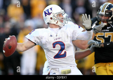 27. November 2010 - Kansas City, Missouri, Vereinigte Staaten von Amerika - Kansas Jayhawks quarterback Jordan Webb (2) während der jährlichen State Farm Grenze Showdown-Fußballspiel zwischen der University of Missouri Tigers und der University of Kansas Jayhawks im Arrowhead Stadium in Kansas City Missouri. Missouri besiegte Kansas 35-7. (Kredit-Bild: © Scott Kane/Southcreek Global/ZUMAPRESS.co Stockfoto