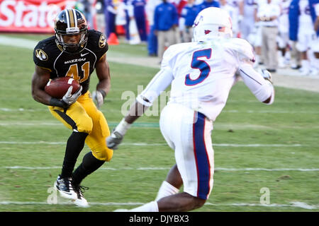 27. November 2010 - Kansas City, Missouri, Vereinigte Staaten von Amerika - Missouri Tigers Runningback Henry Josey (41) sieht im Arrowhead Stadium in Kansas City Missouri Kansas Jayhawks Cornerback Greg Brown (5) während der jährlichen State Farm Grenze Showdown-Fußballspiel zwischen der University of Missouri Tigers und der University of Kansas Jayhawks vorbeizukommen. Missouri besiegt Kansas 35 Stockfoto
