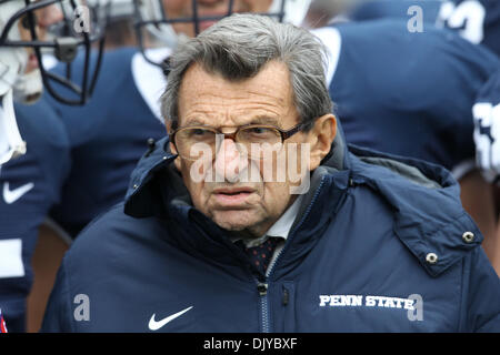 27. November 2010 - University Park, Pennsylvania, Vereinigte Staaten von Amerika - Joe Paterno während der Penn State Nittany Lions und der Michigan State Spartans Spiel im Beaver Stadium in University Park, Pennsylvania. (Kredit-Bild: © Alex Cena/Southcreek Global/ZUMAPRESS.com) Stockfoto