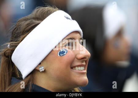 27. November 2010 - University Park, Pennsylvania, Vereinigte Staaten von Amerika - Penn State Nittany Lions Cheerleader während der Penn State Nittany Lions und der Michigan State Spartans Spiel im Beaver Stadium in University Park, Pennsylvania. (Kredit-Bild: © Alex Cena/Southcreek Global/ZUMAPRESS.com) Stockfoto
