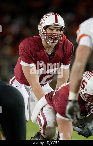 27. November 2010 - Stanford, Kalifornien, Vereinigte Staaten von Amerika - Stanford quarterback Andrew Luck (#12) vor dem Snap. Stanford besiegte Oregon State 38-0 im Stanford Stadium. (Kredit-Bild: © Kelly Cox/Southcreek Global/ZUMAPRESS.com) Stockfoto