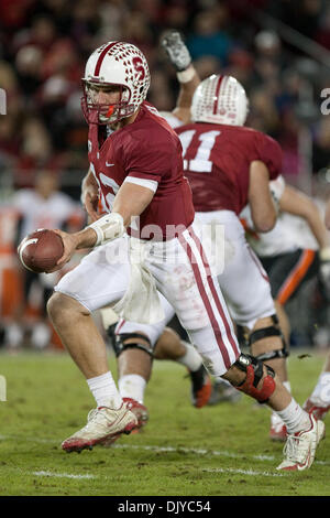 27. November 2010 übergibt den Ball - Stanford, Kalifornien, Vereinigte Staaten von Amerika - Stanford Quarterback Andrew Luck (#12). Stanford besiegte Oregon State 38-0 im Stanford Stadium. (Kredit-Bild: © Kelly Cox/Southcreek Global/ZUMAPRESS.com) Stockfoto