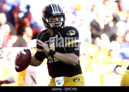 27. November 2010 sieht - Kansas City, Missouri, Vereinigte Staaten von Amerika - Missouri Tigers Quarterback Blaine Gabbert (11), während der zweiten Hälfte Aktion übergeben. Missouri Niederlagen Kansas 35-7 Ingame Arrowhead Stadium in Kansas CIty, Missouri (Credit-Bild: © Jacob Paulsen/Southcreek Global/ZUMAPRESS.com) Stockfoto