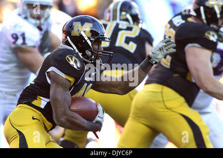 27. November 2010 - Kansas City, Missouri, Vereinigte Staaten von Amerika - Missouri Tigers zurück Henry Josey (41) klettert für Birdie während der zweiten Hälfte Aktion ausgeführt. Missouri Niederlagen Kansas 35-7 Ingame Arrowhead Stadium in Kansas CIty, Missouri (Credit-Bild: © Jacob Paulsen/Southcreek Global/ZUMAPRESS.com) Stockfoto