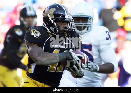 27. November 2010 - Kansas City, Missouri, Vereinigte Staaten von Amerika - Missouri Tigers zurück Henry Josey (41) klettert für Birdie während der zweiten Hälfte Aktion ausgeführt. Missouri Niederlagen Kansas 35-7 Ingame Arrowhead Stadium in Kansas CIty, Missouri (Credit-Bild: © Jacob Paulsen/Southcreek Global/ZUMAPRESS.com) Stockfoto