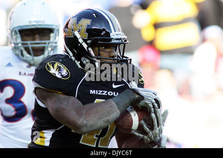 27. November 2010 - Kansas City, Missouri, Vereinigte Staaten von Amerika - Missouri Tigers zurück Henry Josey (41) klettert für Birdie während der zweiten Hälfte Aktion ausgeführt. Missouri Niederlagen Kansas 35-7 Ingame Arrowhead Stadium in Kansas CIty, Missouri (Credit-Bild: © Jacob Paulsen/Southcreek Global/ZUMAPRESS.com) Stockfoto