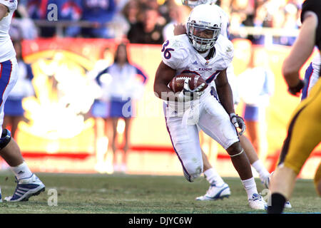 27. November 2010 - Kansas City, Missouri, Vereinigte Staaten von Amerika - Kansas Jayhawks Runningback Deshaun Sands (36) klettert für Birdie während der zweiten Hälfte Aktion. Missouri Niederlagen Kansas 35-7 Ingame Arrowhead Stadium in Kansas CIty, Missouri (Credit-Bild: © Jacob Paulsen/Southcreek Global/ZUMAPRESS.com) Stockfoto