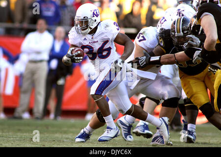 27. November 2010 - Kansas City, Missouri, Vereinigte Staaten von Amerika - Kansas Jayhawks Runningback Deshaun Sands (36) klettert für Birdie während der zweiten Hälfte Aktion. Missouri Niederlagen Kansas 35-7 Ingame Arrowhead Stadium in Kansas CIty, Missouri (Credit-Bild: © Jacob Paulsen/Southcreek Global/ZUMAPRESS.com) Stockfoto