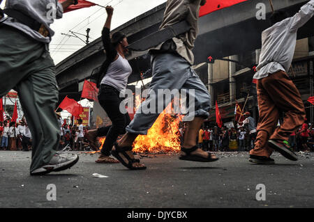 Manila, Philippinen. 30. November 2013. Demonstranten laufen rund um die verbrannten Bildnis schreien ihre Proteste am historischen Mendiola Brücke in San Miguel, Manila am Samstag, 30. November 2013. Militante Gruppen markieren Filipino Patriot, Andres Bonifacio 150. Geburtstag, halten die Proteste und verschiedene Aktivitäten in Manila. Unter Berufung auf, dass der Präsident Bonifacios Zorn verdient haben würde, wird der Protest von nationalen Arbeitsmitte Kilusang Mayo Uno (KMU), die zeitgleich mit anderen Arbeits-Gruppen Proteste im Land geführt. : Bildnachweis George Calvelo/NurPhoto: George Calvelo/NurPhoto/ZUMAPRESS.com/Alamy Live-Nachrichten Stockfoto