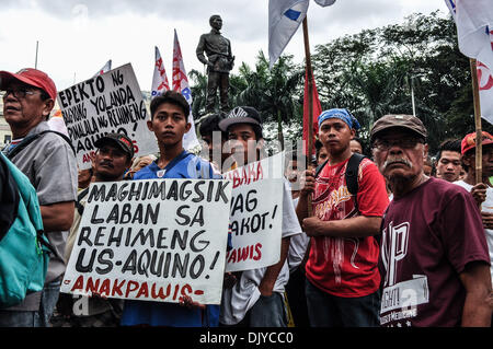 Manila, Philippinen. 30. November 2013. Arbeiterklasse Filipinos versammeln sich am Liwasang Bonifacio als militante Gruppen zum 150. Geburtstag des philippinischen Patrioten, Andres Bonifacio mit Proteste und verschiedene Aktivitäten in Manila, auf Samstag, 30. November 2013 markieren. Unter der Leitung von nationalen Arbeitsmitte Kilusang Mayo Uno (KMU), fällt ihr Programm mit anderen Arbeits-Gruppen Proteste im Land. : Bildnachweis George Calvelo/NurPhoto: George Calvelo/NurPhoto/ZUMAPRESS.com/Alamy Live-Nachrichten Stockfoto