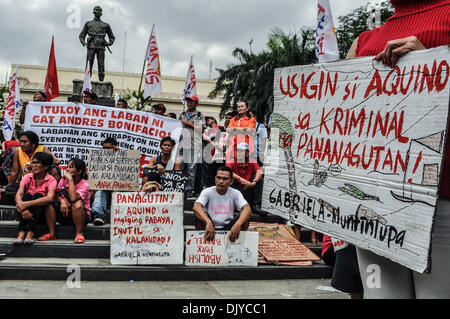 Manila, Philippinen. 30. November 2013. Arbeiterklasse Filipinos versammeln sich am Liwasang Bonifacio als militante Gruppen zum 150. Geburtstag des philippinischen Patrioten, Andres Bonifacio mit Proteste und verschiedene Aktivitäten in Manila, auf Samstag, 30. November 2013 markieren. Unter der Leitung von nationalen Arbeitsmitte Kilusang Mayo Uno (KMU), fällt ihr Programm mit anderen Arbeits-Gruppen Proteste im Land. : Bildnachweis George Calvelo/NurPhoto: George Calvelo/NurPhoto/ZUMAPRESS.com/Alamy Live-Nachrichten Stockfoto