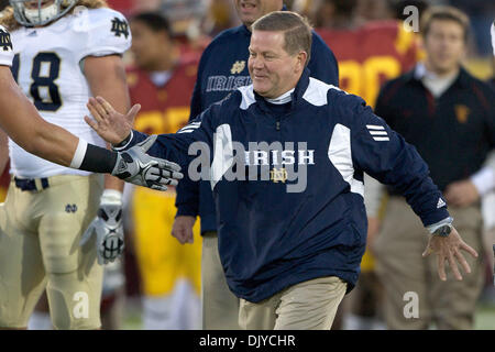 27. November 2010 - Los Angeles, California, Vereinigte Staaten von Amerika - Notre Dame Head Coach Brian Kelly freut sich darüber, dass seine Fighting Irish, 13-3 eine Halbzeit, während eines Spiels zwischen der Fighting Irish von Notre Dame und der USC Trojans an der Los Angeles Memorial Coliseum. (Kredit-Bild: © Tony Leon/Southcreek Global/ZUMAPRESS.com) Stockfoto