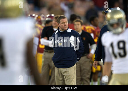 27. November 2010 - Los Angeles, California, Vereinigte Staaten von Amerika - Notre Dame Cheftrainer Brian Kelly wacht über seine Spieler während pregame Warm Ups.  Der 82. Sitzung in die berühmte Rivalität zwischen der Fighting Irish von Notre Dame und der USC Trojans an der Los Angeles Memorial Coliseum.  Notre Dame besiegte USC 20-16. (Kredit-Bild: © Tony Leon/Southcreek Global/ZUMAPRESS.com) Stockfoto