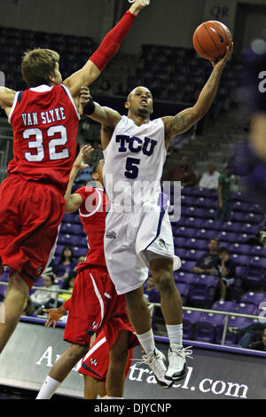 27. November 2010 - Fort Worth, Texas, Vereinigte Staaten von Amerika - TCU gehörnte Frösche Guard Ronnie Moss #5 in Aktion gegen die Houston Cougars.  TCU führt zur Halbzeit, Houston 36-31at Amon G. Carter Stadium. (Kredit-Bild: © Andrew Dieb/Southcreek Global/ZUMAPRESS.com) Stockfoto