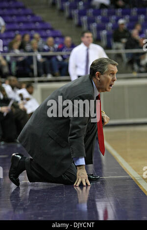 27. November 2010 beobachtet - Fort Worth, Texas, Vereinigte Staaten von Amerika - Houston Cougars Trainer James Dickey Aktion gegen die TCU Horned Frogs.  TCU führt zur Halbzeit, Houston 36-31at Amon G. Carter Stadium. (Kredit-Bild: © Andrew Dieb/Southcreek Global/ZUMAPRESS.com) Stockfoto