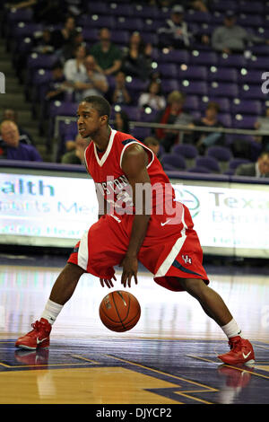 27. November 2010 - Fort Worth, Texas, Vereinigte Staaten von Amerika - Houston Cougars Guard Trumaine Johnson #33 im Kampf gegen die TCU Horned Frogs.  TCU Niederlagen Houston 79-63 bei Amon G. Carter Stadium. (Kredit-Bild: © Andrew Dieb/Southcreek Global/ZUMAPRESS.com) Stockfoto