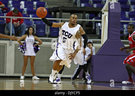 27. November 2010 - Fort Worth, Texas, Vereinigte Staaten von Amerika - TCU gehörnte Frösche Guard Ronnie Moss #5 in Aktion gegen die Houston Cougars.  TCU Niederlagen Houston 79-63 bei Amon G. Carter Stadium. (Kredit-Bild: © Andrew Dieb/Southcreek Global/ZUMAPRESS.com) Stockfoto