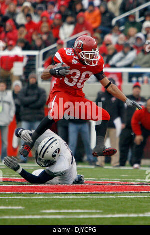 27. November 2010 - South Jordan, Utah, findet Vereinigte Staaten von Amerika - Utah Runningback Eddie Breite #36 ein Loch in die BYU Verteidigung während ihrer 17-16-Heimsieg in Utahs Rice-Eccles Stadium... Stephen Holt / Southcreek Global (Kredit-Bild: © Stephen Holt/Southcreek Global/ZUMAPRESS.com) Stockfoto