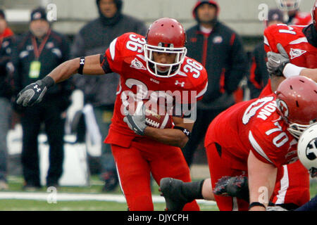 27. November 2010 - South Jordan, Utah, findet Vereinigte Staaten von Amerika - Utah Runningback Eddie Breite #36 ein Loch in die BYU Verteidigung während ihrer 17-16-Heimsieg in Utahs Rice-Eccles Stadium... Stephen Holt / Southcreek Global (Kredit-Bild: © Stephen Holt/Southcreek Global/ZUMAPRESS.com) Stockfoto