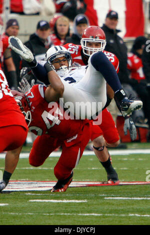 27. November 2010 - macht South Jordan, Utah, Vereinigte Staaten von Amerika - BYU Wide Receiver Cody Hoffman #2 ein umständlich First Down gegen Utah während ihr 16-17-Verlust in Utahs Rice-Eccles Stadium... Stephen Holt / Southcreek Global (Kredit-Bild: © Stephen Holt/Southcreek Global/ZUMAPRESS.com) Stockfoto