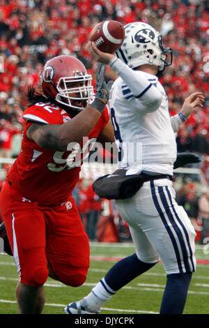 27. November 2010 - South Jordan, Utah, übt Vereinigte Staaten von Amerika - Utah defensive Tackle Star Lotulelei #92 Druck auf BYU Quarterback Jake Haufen #9 während Utahs kommen-aus hinter 17-16 Sieg in Utahs Rice-Eccles Stadium... Stephen Holt / Southcreek Global (Kredit-Bild: © Stephen Holt/Southcreek Global/ZUMAPRESS.com) Stockfoto