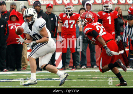 27. November 2010 - South Jordan, Utah, macht Vereinigte Staaten von Amerika - BYU Wide Receiver JJ Di Luigi #10 eine First Down gegen Utah. Utah kam von hinten, 17-16 in Utahs Rice-Eccles Stadium zu gewinnen... Stephen Holt / Southcreek Global (Kredit-Bild: © Stephen Holt/Southcreek Global/ZUMAPRESS.com) Stockfoto