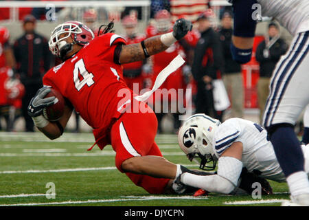 27. November 2010 - macht South Jordan, Utah, Vereinigte Staaten von Amerika - Utah Runningback Matt Asiata #4 eine First Down gegen BYU während der lokalen '' Heilige Krieg '' in Utahs Rice-Eccles Stadium. Utah Wemt an beat BYU 17-16..Stephen Holt / Southcreek Global (Credit-Bild: © Stephen Holt/Southcreek Global/ZUMAPRESS.com) Stockfoto