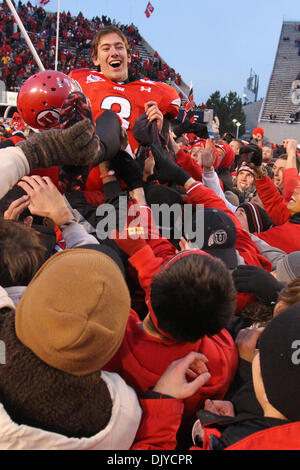 27. November 2010 - South Jordan, Utah, erfolgt nach Behimd, BYU zu Hause 17-16 in Utahs Rice-Eccles Stadium schlagen aus Vereinigte Staaten von Amerika - Utah Quarterback Jordan Wynn #3 aus dem Feld... Stephen Holt / Southcreek Global (Kredit-Bild: © Stephen Holt/Southcreek Global/ZUMAPRESS.com) Stockfoto