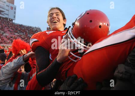 27. November 2010 - South Jordan, Utah, erfolgt nach Behimd, BYU zu Hause 17-16 in Utahs Rice-Eccles Stadium schlagen aus Vereinigte Staaten von Amerika - Utah Quarterback Jordan Wynn #3 aus dem Feld... Stephen Holt / Southcreek Global (Kredit-Bild: © Stephen Holt/Southcreek Global/ZUMAPRESS.com) Stockfoto