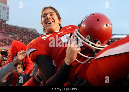 27. November 2010 - South Jordan, Utah, erfolgt nach Behimd, BYU zu Hause 17-16 in Utahs Rice-Eccles Stadium schlagen aus Vereinigte Staaten von Amerika - Utah Quarterback Jordan Wynn #3 aus dem Feld... Stephen Holt / Southcreek Global (Kredit-Bild: © Stephen Holt/Southcreek Global/ZUMAPRESS.com) Stockfoto