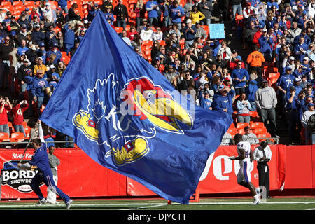 27. November 2010 läuft - Kansas City, Missouri, Vereinigte Staaten von Amerika - Kansas Jayhawks Flagge im Arrowhead Stadium in Kansas City Missouri über das Feld vor dem Start des jährlichen State Farm Grenze Showdown-Football-Spiel zwischen der University of Missouri Tigers und der University of Kansas Jayhawks. Missouri besiegte Kansas 35-7. (Kredit-Bild: © Scott Kane/Southcreek Globa Stockfoto