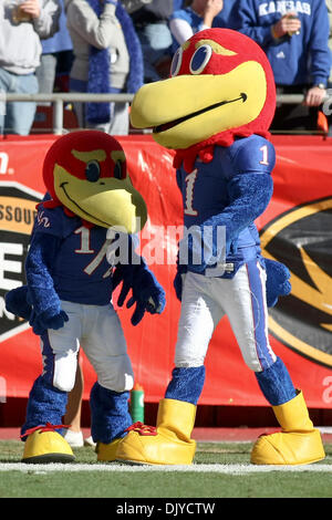 27. November 2010 - Kansas City, Missouri, Vereinigte Staaten von Amerika - Kansas Jayhawks Maskottchen während der jährlichen State Farm Grenze Showdown-Fußballspiel zwischen der University of Missouri Tigers und der University of Kansas Jayhawks im Arrowhead Stadium in Kansas City Missouri. Missouri besiegte Kansas 35-7. (Kredit-Bild: © Scott Kane/Southcreek Global/ZUMAPRESS.com) Stockfoto