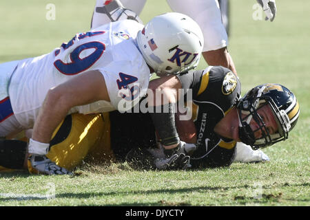 27. November 2010 wird während der jährlichen State Farm Grenze Showdown-Fußballspiel zwischen der University of Missouri Tigers und der University of Kansas Jayhawks im Arrowhead Stadium in Kansas City Missouri - Kansas City, Missouri, Vereinigte Staaten von Amerika - Missouri Tigers Wide Receiver t.j. Moe (28) von Kansas Jayhawks Linebacker Drew Dudley (49) angegangen. Missouri besiegte Kansas 35-7. Stockfoto