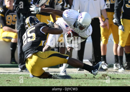 27. November 2010 versucht während der jährlichen State Farm Grenze Showdown-Fußballspiel zwischen der University of Missouri Tigers und der University of Kansas Jayhawks im Arrowhead Stadium in Kansas City Missouri - Kansas City, Missouri, Vereinigte Staaten von Amerika - Missouri Tigers Linebacker Zaviar Gooden (25) zu stoppen den Vormarsch der Kansas Jayhawks Cornerback Daymond Patterson (15). Missouri Stockfoto