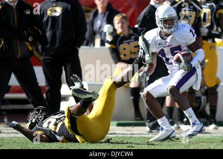 27. November 2010 erholt der Tackle-Versuch von Missouri Tigers Linebacker Zaviar Gooden (25) bei der jährlichen State Farm Grenze Showdown-Fußballspiel zwischen der University of Missouri Tigers und der University of Kansas Jayhawks im Arrowhead Stadium in Kansas City Missouri - Kansas City, Missouri, Vereinigte Staaten von Amerika - Kansas Jayhawks Cornerback Daymond Patterson (15). M Stockfoto