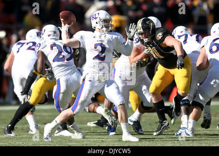 27. November 2010 - Kansas City, Missouri, Vereinigte Staaten von Amerika - Kansas Jayhawks quarterback Jordan Webb (2) während der jährlichen State Farm Grenze Showdown-Fußballspiel zwischen der University of Missouri Tigers und der University of Kansas Jayhawks im Arrowhead Stadium in Kansas City Missouri. Missouri besiegte Kansas 35-7. (Kredit-Bild: © Scott Kane/Southcreek Global/ZUMAPRESS.co Stockfoto