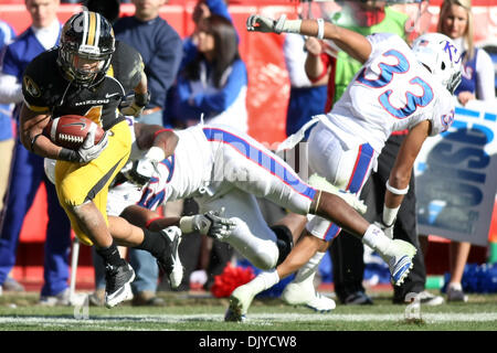 27. November 2010 - Kansas City, Missouri, Vereinigte Staaten von Amerika - Missouri Tigers Runningback Kendial Lawrence (4) schüttelt Kansas Jayhawks Verteidiger, wie er den Ball während der jährlichen State Farm Grenze Showdown-Fußballspiel zwischen der University of Missouri Tigers und der University of Kansas Jayhawks im Arrowhead Stadium in Kansas City Missouri Fortschritte. Missouri besiegte Kans Stockfoto