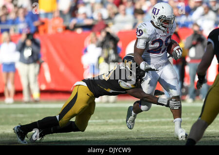 27. November 2010 taucht - Kansas City, Missouri, Vereinigte Staaten von Amerika - Missouri Tigers Sicherheit Kenji Jackson (13) für Kansas Jayhawks Runningback James Sims (29) bei der jährlichen State Farm Grenze Showdown-Fußballspiel zwischen der University of Missouri Tigers und der University of Kansas Jayhawks im Arrowhead Stadium in Kansas City Missouri. Missouri besiegte Kansas 35-7. (Cred Stockfoto