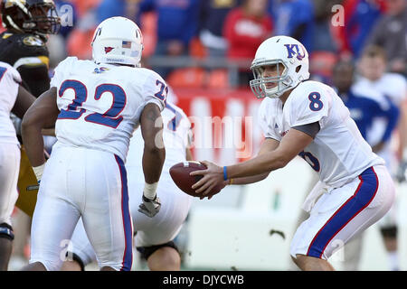 27. November 2010 quarterback - Kansas City, Missouri, Vereinigte Staaten von Amerika - Kansas Jayhawks Quinn Mecham (8) Hände weg von den Ball zu Kansas Jayhawks Runningback Angus Quigley (22) während der jährlichen State Farm Grenze Showdown-Fußballspiel zwischen der University of Missouri Tigers und der University of Kansas Jayhawks im Arrowhead Stadium in Kansas City Missouri. Missouri besiegt Stockfoto