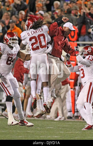 27. November 2010 - Stillwater, Oklahoma, Vereinigte Staaten von Amerika - OU defense Celbrates nach einer Interception während der Spielaktion.  Oklahoma führt Oklahoma State bei der halben 21-17 im Spiel auf Boones Pickens Stadium. (Kredit-Bild: © Fichte Derden/Southcreek Global/ZUMAPRESS.com) Stockfoto