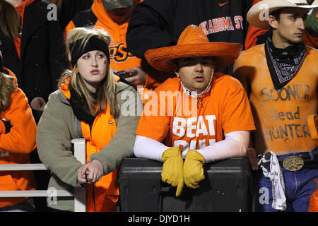 27. November 2010 - Stillwater, Oklahoma, Vereinigte Staaten von Amerika - Disapointed OSU Fan während der Spielaktion.  Oklahoma Niederlagen Oklahoma State in der Schlacht Bedlam mit einem Score von 47 / 41 im Spiel auf Boones Pickens Stadium. (Kredit-Bild: © Fichte Derden/Southcreek Global/ZUMAPRESS.com) Stockfoto